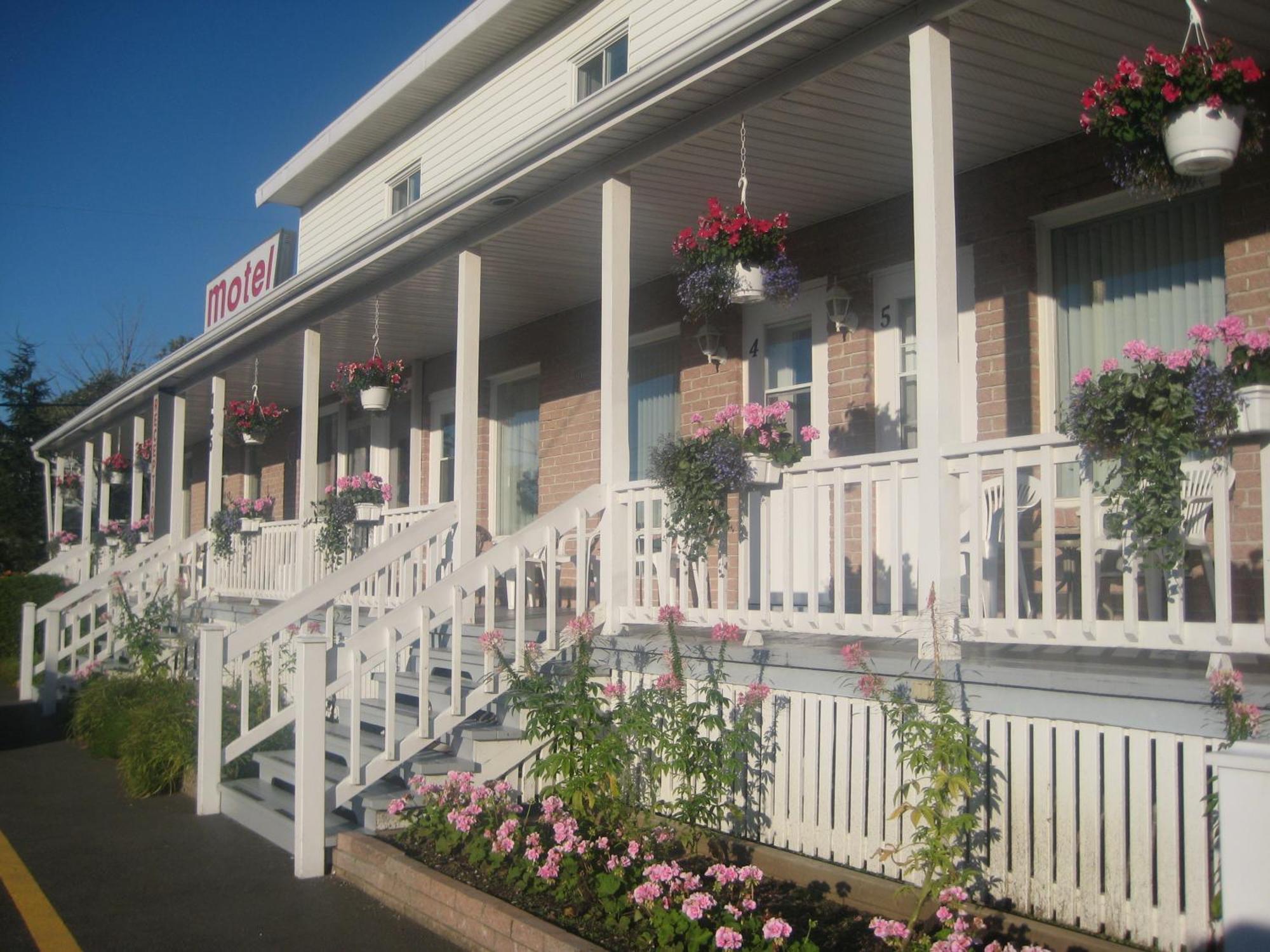 Motel Au Vieux Piloteux Рив'єр-дю-Лу Екстер'єр фото